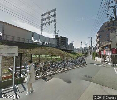 石川台駅線路脇自転車駐車場の写真
